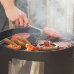 Smoker BBQ XXL L67 x 52 x 104H cm Thermometer, Belüftungsöffnung, 2-stöckiger Fleischräucherofen mit 5 Holzgriffen und Rippenhalter mit 4 Haken für Partys, Garten-BBQ, Camping-Grillen
