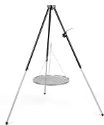 HeRo24 Dreibein Schwenkgrill mit Kurbel – inkl. 60 cm Edelstahl Grillrost & Tragetasche – höhenverstellbarer Schwenker für Feuerstelle, Garten & Camping