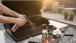 Grillrost reinigen: Materialgerecht und effizient